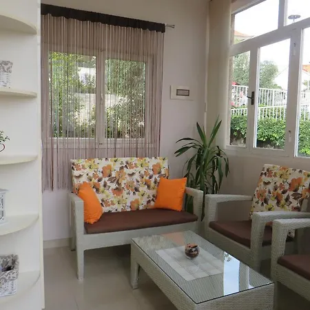 Simaris - Spacious With Terrace And Sea View Apartment Šibenik