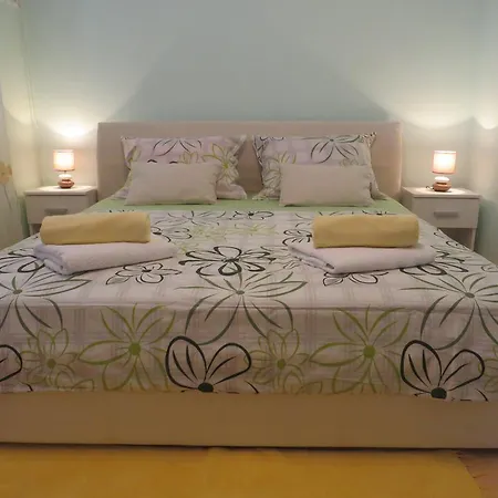 Simaris - Spacious With Terrace And Sea View Šibenik