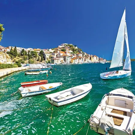 Simaris - Spacious With Terrace And Sea View Apartment Sibenik