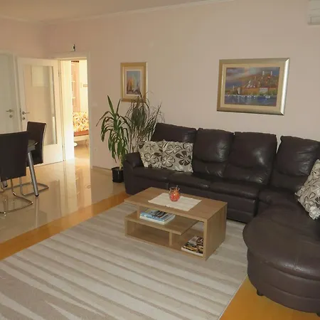 Simaris - Spacious With Terrace And Sea View Apartment Sibenik