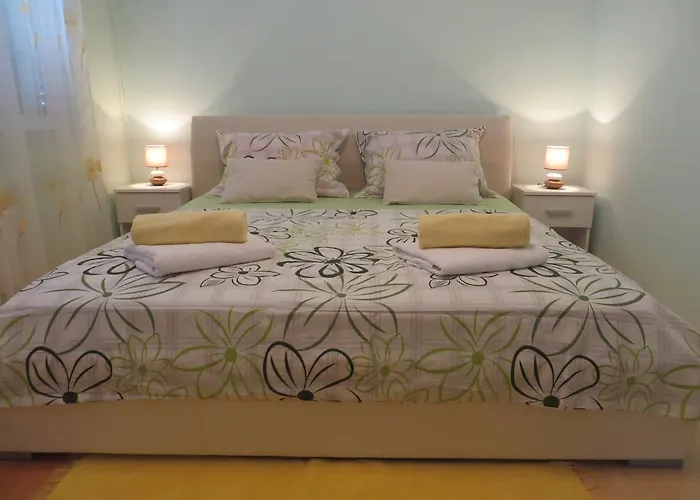 Simaris - Spacious With Terrace And Sea View Šibenik